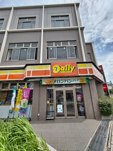 コンビニ　デイリーヤマザキ薬園台駅前店（コンビニ）まで500m