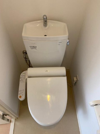 トイレ　※反転タイプのお部屋の写真を使用しています。