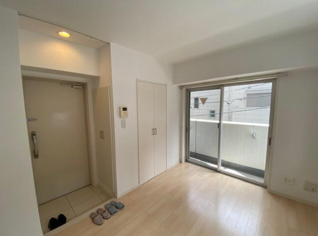 玄関　※反転タイプのお部屋の写真を使用しています。