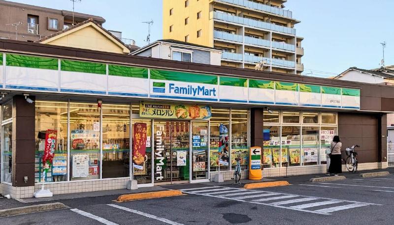 コンビニ　ファミリーマート加平三丁目店（コンビニ）まで210m