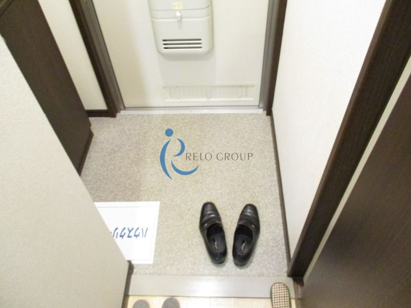 玄関　同一物件の他部屋の写真をイメージとして使用しています