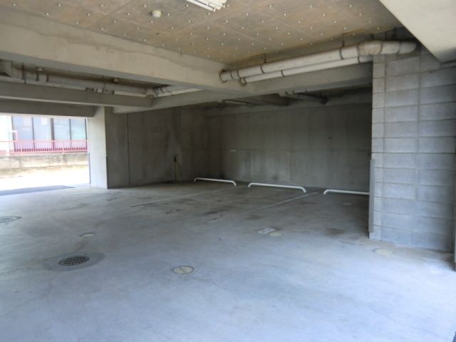 駐車場　屋根付き駐車場