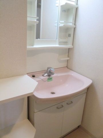 洗面設備　独立洗面台・棚付き