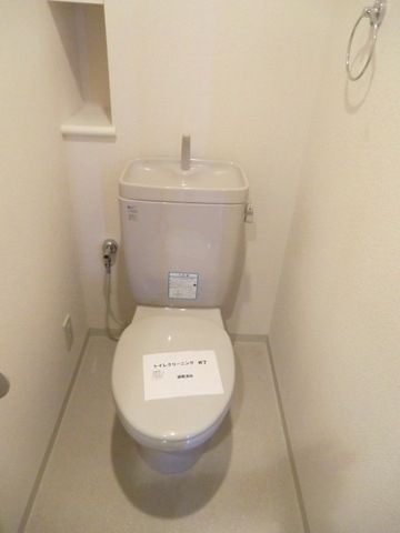 トイレ　棚付きのお手洗い