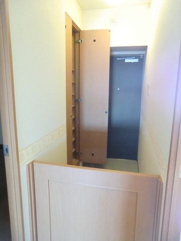玄関　ペット用の柵付き玄関