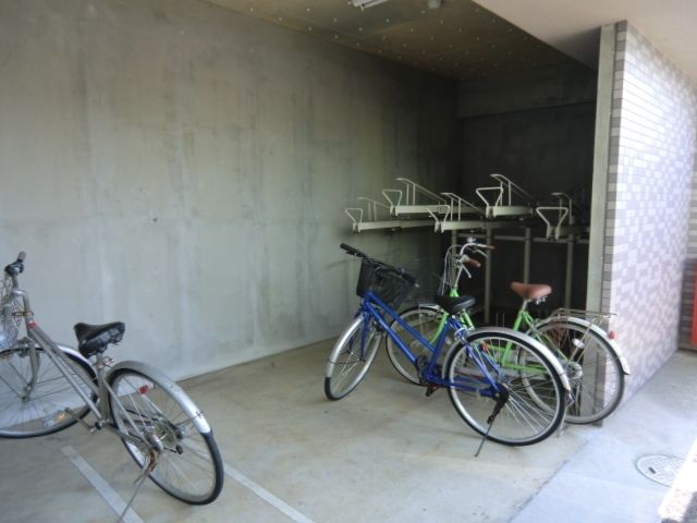 その他　屋根付き駐輪場