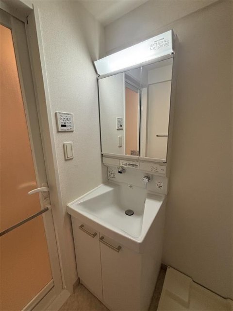 洗面設備　※同間取りの別号室の写真です。