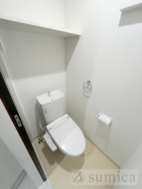 トイレ　人気アイテムの温水洗浄便座。清潔感のあるトイレです。