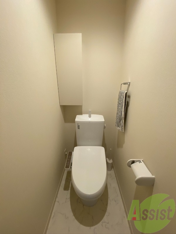 トイレ　トイレは温水洗浄便座付きで、収納スペースも完備