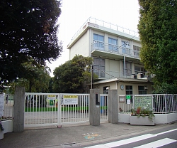 小学校　杉並区立杉並和泉学園新泉和泉小学校（小学校）まで1081m
