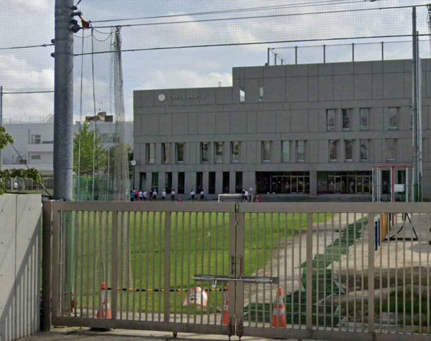 中学校　杉並区立杉並和泉学園和泉中学校（中学校）まで1079m