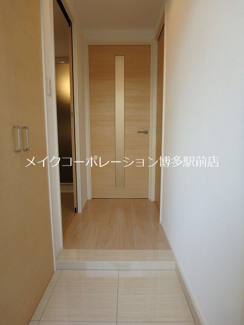 玄関　※室内写真は棟内別部屋参考写真です