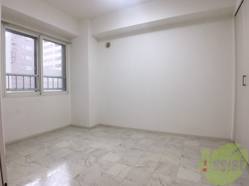 その他部屋・スペース　寝室はこちらです。光が差し込む、温かみのあるお部屋です。