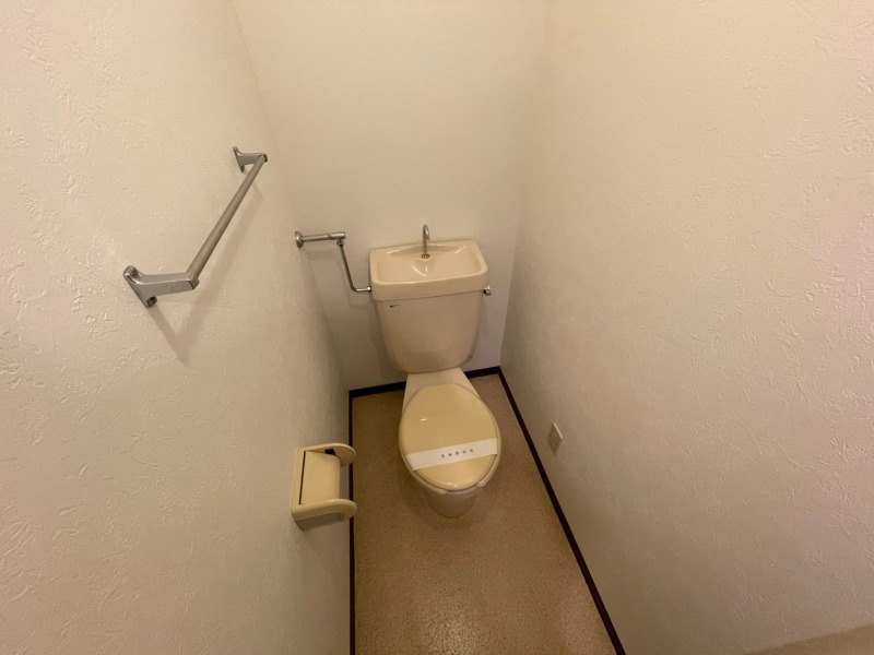 トイレ　トイレです。タオル掛けもついて便利ですね。