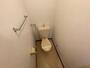 トイレ　トイレです。タオル掛けもついて便利ですね。