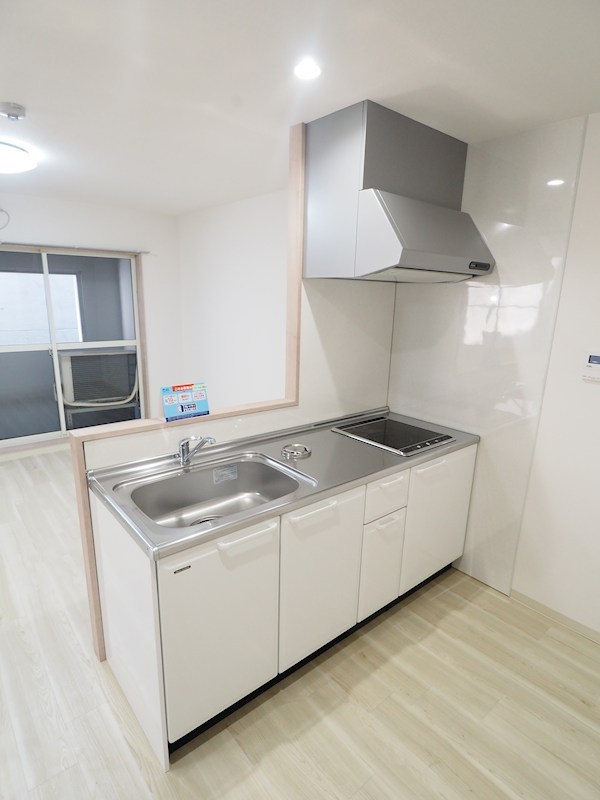 キッチン　システムキッチン、調理のスペースも広々です。