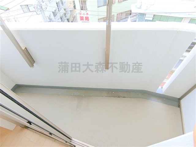バルコニー　東向き物干し金具付きのバルコニー