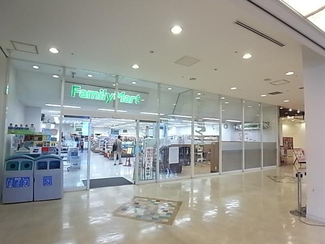 コンビニ　ファミリーマート（コンビニ）まで475m