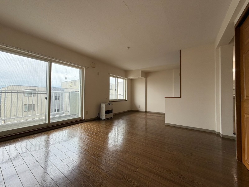 居室・リビング　広くてキレイなお部屋が広がっていて、充実した生活が送れそう。
