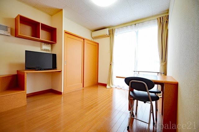 居室・リビング　ワイドな窓にて明るいお部屋