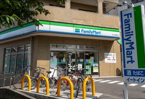 コンビニ　ファミリーマート 氷川台駅前店（コンビニ）まで593m