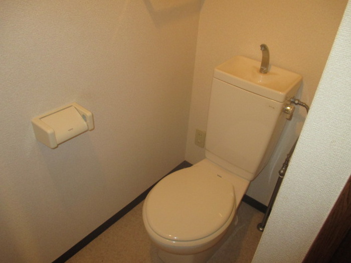 トイレ　別号室のお写真になります。