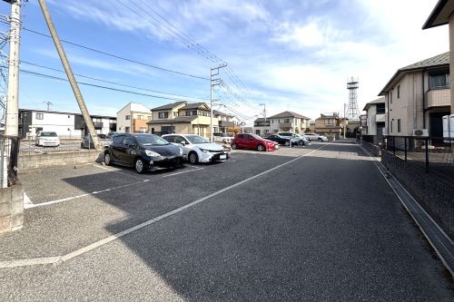 駐車場　敷地内駐車場、別途契約月額６，６００円（税込）
