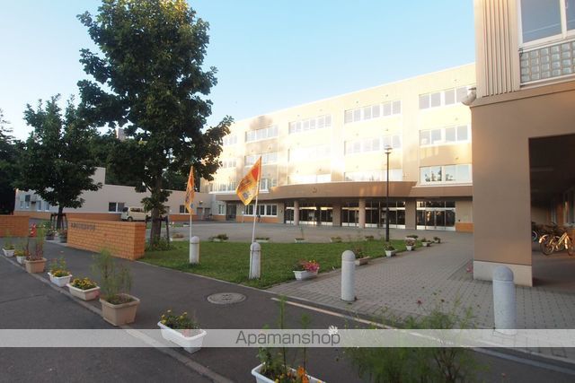 小学校　札幌市立信濃小学校（小学校）まで426m