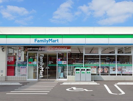 コンビニ　ファミリーマート（コンビニ）まで400m