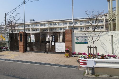 小学校　尼崎市立上坂部小学校（小学校）まで136m