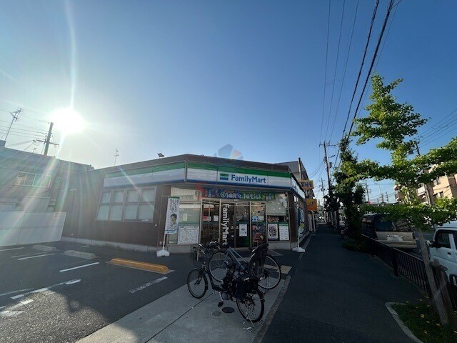 コンビニ　ファミリーマート豊中北条町店（コンビニ）まで335m