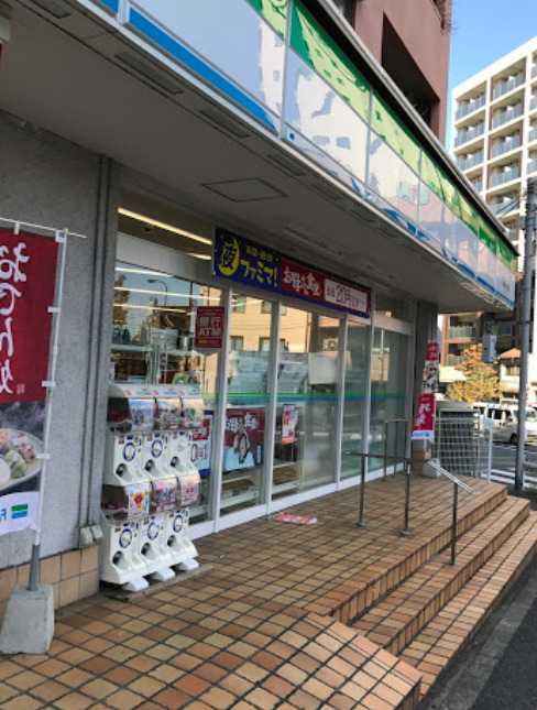コンビニ　ファミリーマート 新宿弁天町店（コンビニ）まで738m