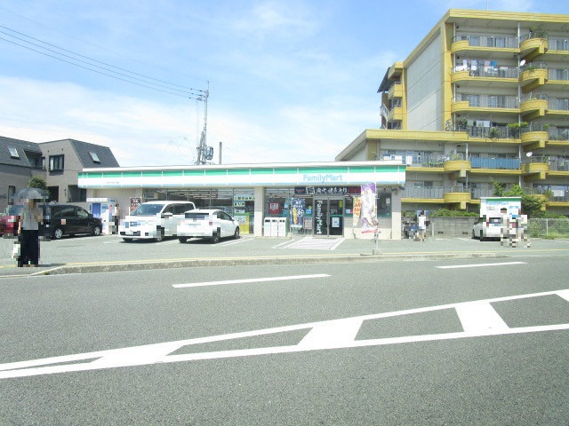 コンビニ　ファミリーマート（コンビニ）まで973m