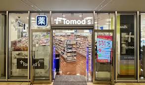 ドラックストア　トモズ東京ガーデンテラス紀尾井町店（ドラッグストア）まで451m