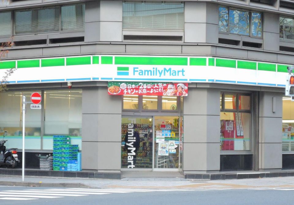 コンビニ　ファミリーマート 新日本橋駅前店（コンビニ）まで97m