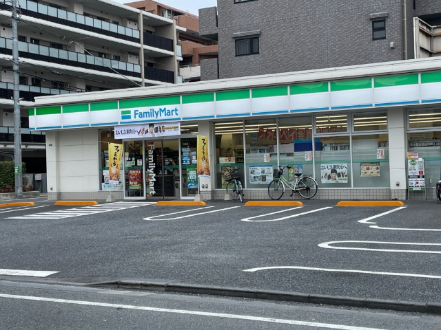 コンビニ　ファミリーマート（コンビニ）まで300m