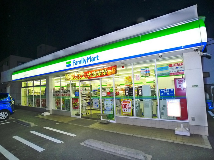 コンビニ　ファミリーマート（コンビニ）まで430m