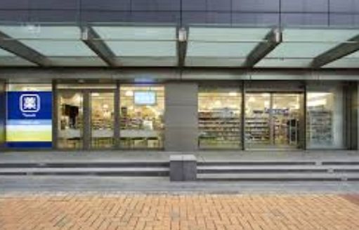 ドラックストア　トモズコレド日本橋店（ドラッグストア）まで320m