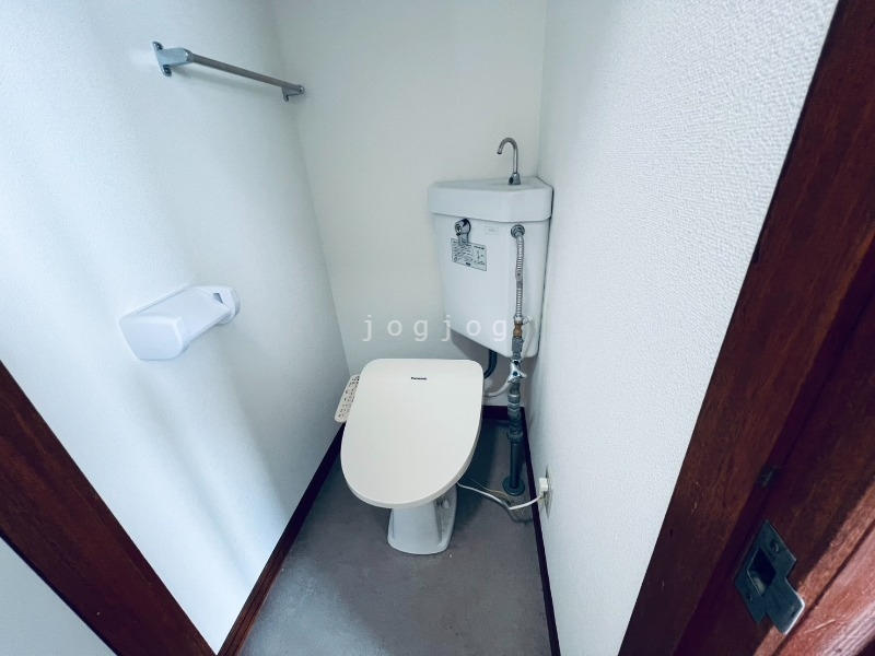 トイレ　嬉しい温水洗浄便座付きのトイレです。