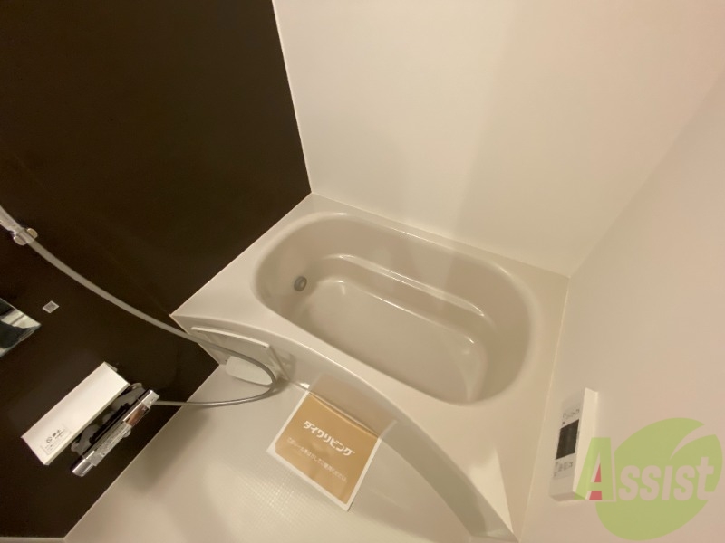 バス・シャワールーム　こちらが浴室です。バスタブを使い、疲れを癒せそうです。
