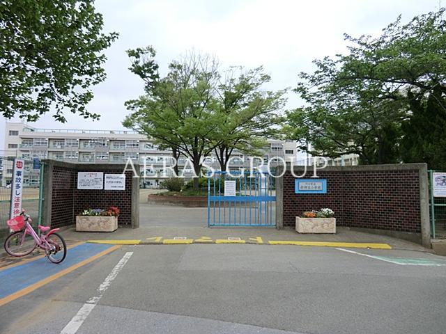 小学校　川口市立新郷東小学校（小学校）まで1077m