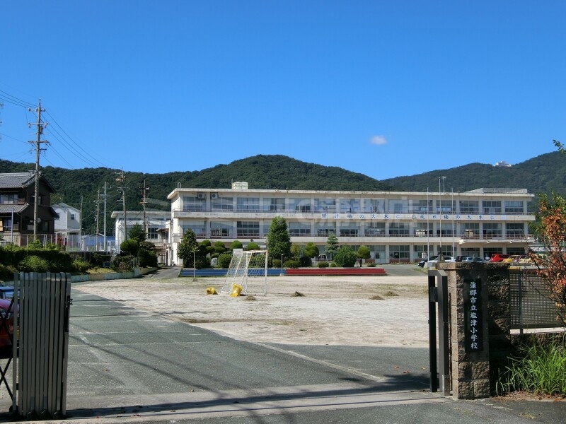 小学校　蒲郡市立塩津小学校（小学校）まで89m