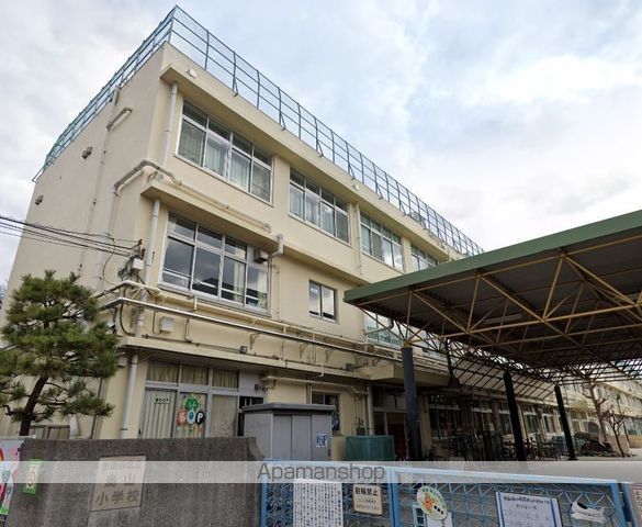 小学校　烏山小学校（小学校）まで608m