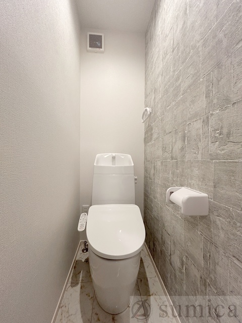 トイレ　人気アイテムの温水洗浄便座。清潔感のあるトイレです。