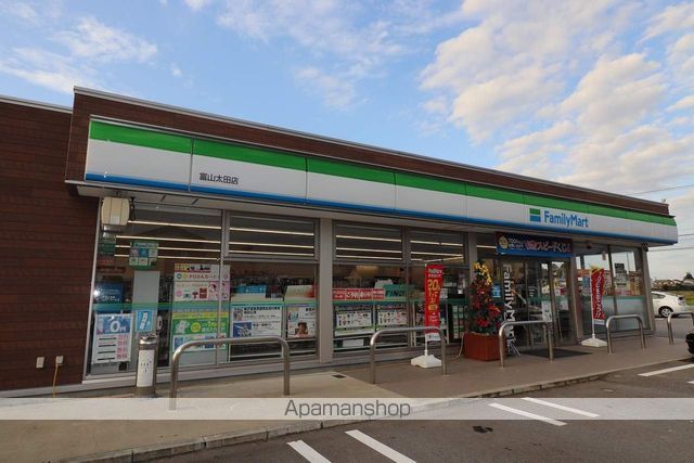 コンビニ　ファミリーマート（コンビニ）まで1042m