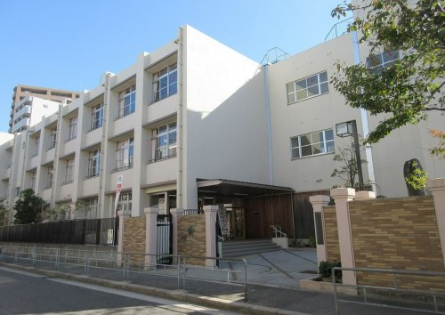 小学校　三軒家東小学校（小学校）まで300m