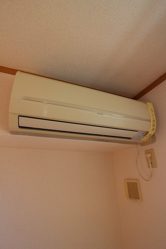 その他設備　※別号室の写真です。エアコンが1台付いているのはうれしいです