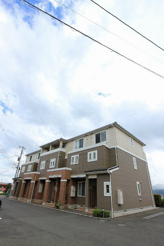 建物外観　パインヒルズ。高台なので眺めは最高です。