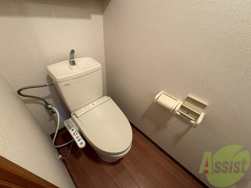 トイレ　こちらはトイレになります。ウォシュレット機能付です。