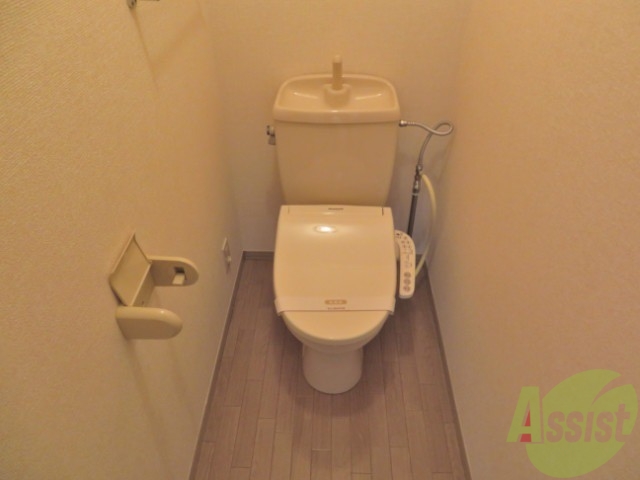 トイレ　ウォシュレットも付いてます。おしりに優しい設計です。